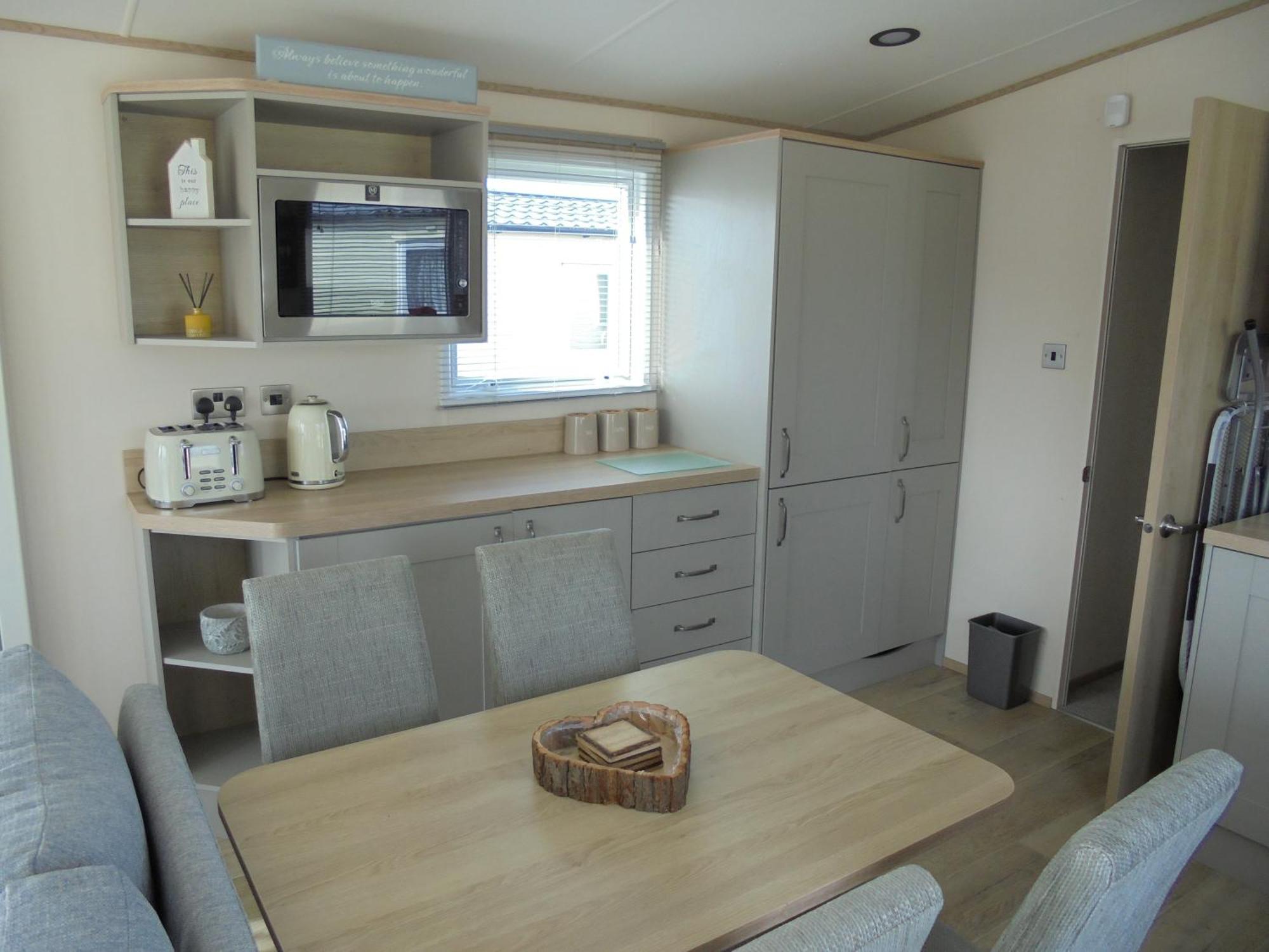 Kingfisher Windermere 6 Berth, Enclosed Veranda, Close To Site Shop Holiday home