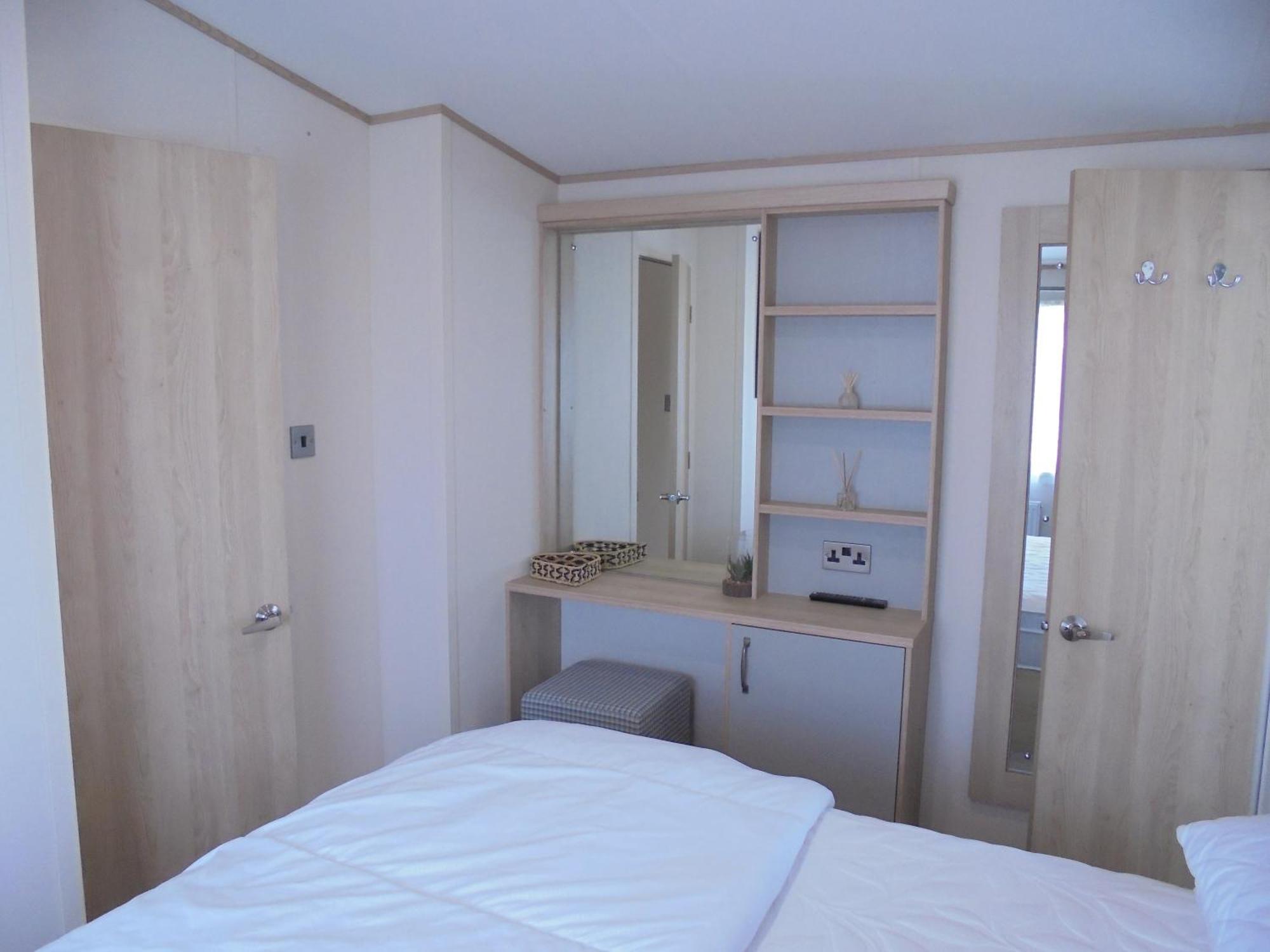 Kingfisher Windermere 6 Berth, Enclosed Veranda, Close To Site Shop Holiday home