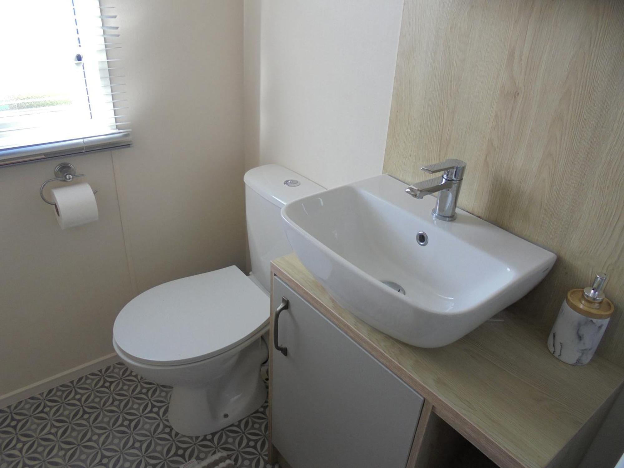 Kingfisher Windermere 6 Berth, Enclosed Veranda, Close To Site Shop