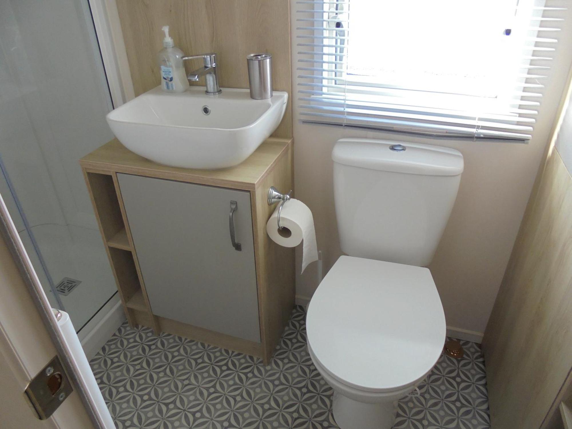 Kingfisher Windermere 6 Berth, Enclosed Veranda, Close To Site Shop Holiday home *