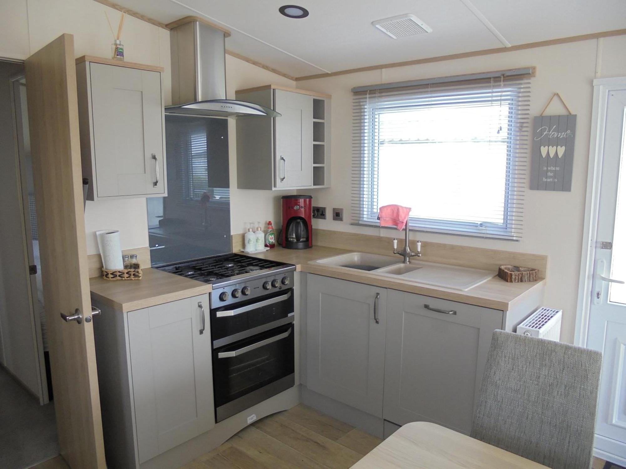 Kingfisher Windermere 6 Berth, Enclosed Veranda, Close To Site Shop Ingoldmells
