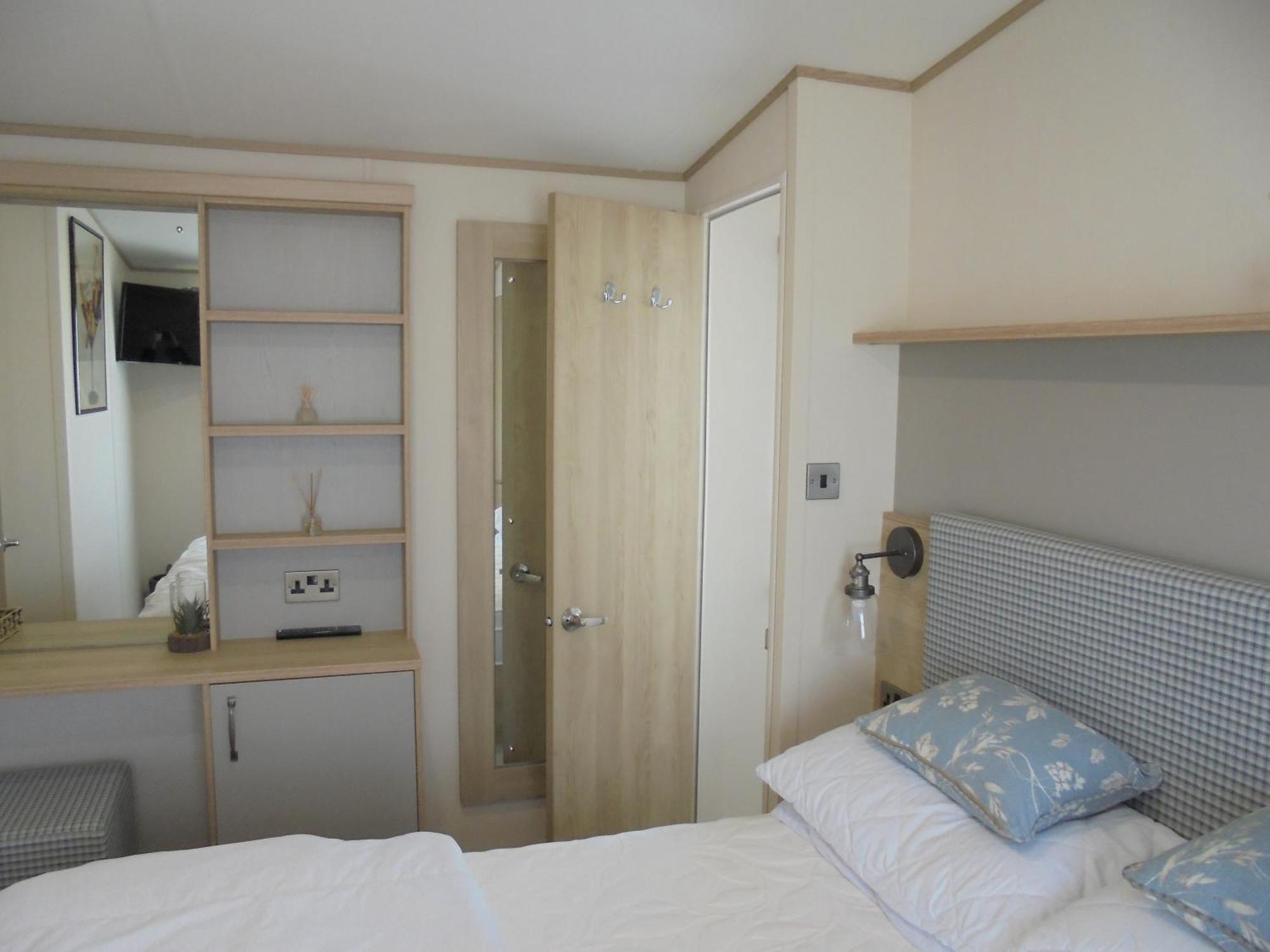 Kingfisher Windermere 6 Berth, Enclosed Veranda, Close To Site Shop Holiday home